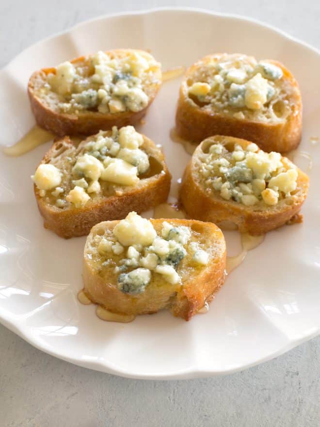 Gorgonzola on bread with honey