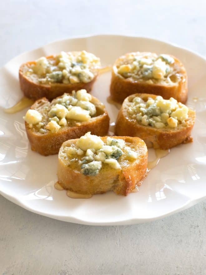 gorgonzola on bread with honey