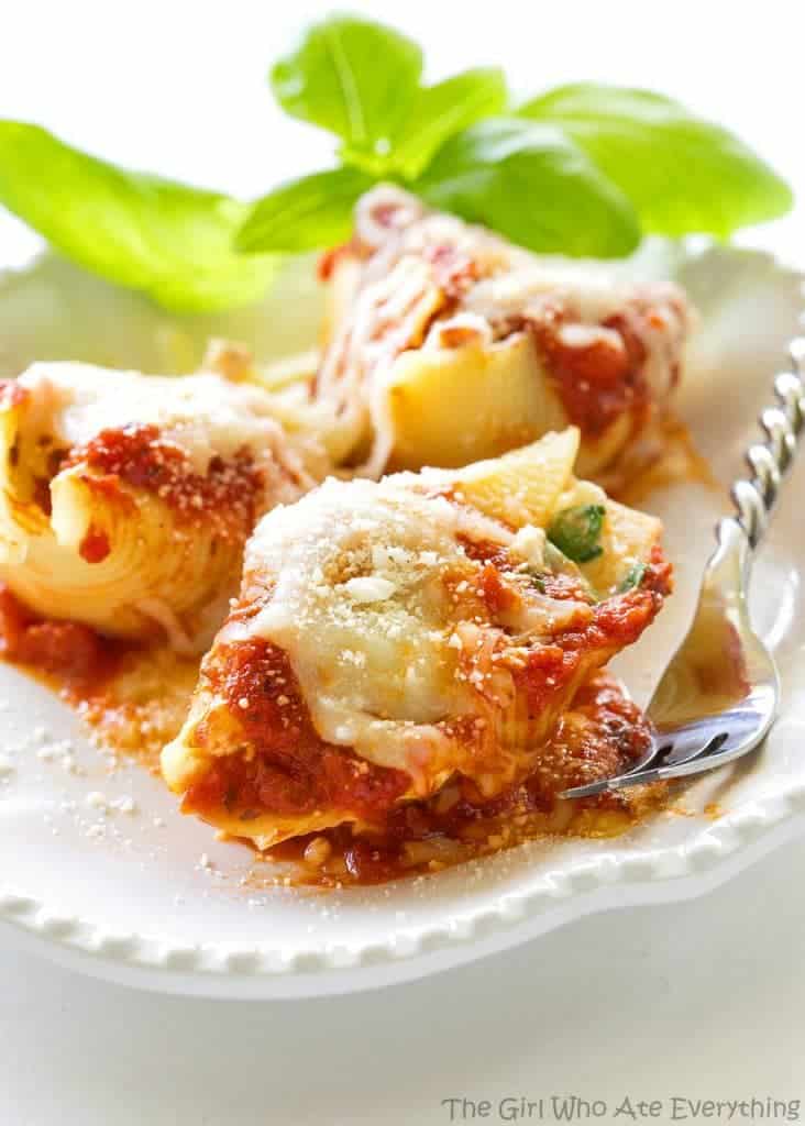 Chicken and Spinach Stuffed Shells - great flavor and makes a ton! I always make this for company. the-girl-who-ate-everything.com