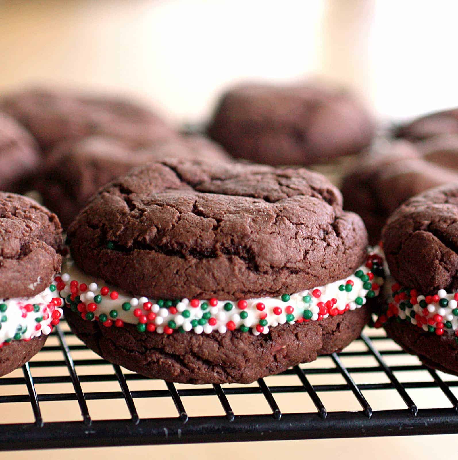 Homemade Peppermint Oreos - the-girl-who-ate-everything.com