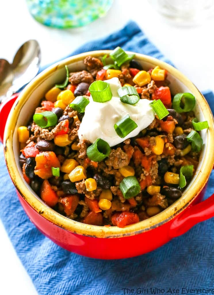 Healthy Spicy Beef and Black Bean Chili - 298 calories per serving! the-girl-who-ate-everything.com