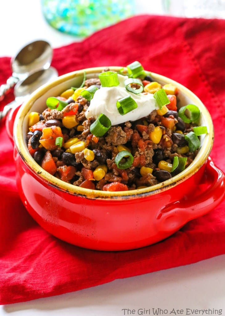Healthy Spicy Beef and Black Bean Chili - 298 calories per serving! the-girl-who-ate-everything.com