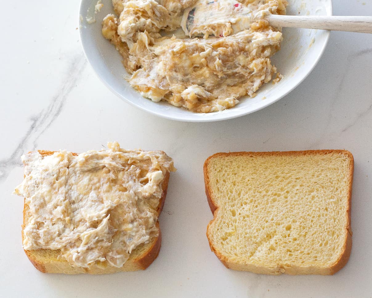 bread with bananas and cream cheese