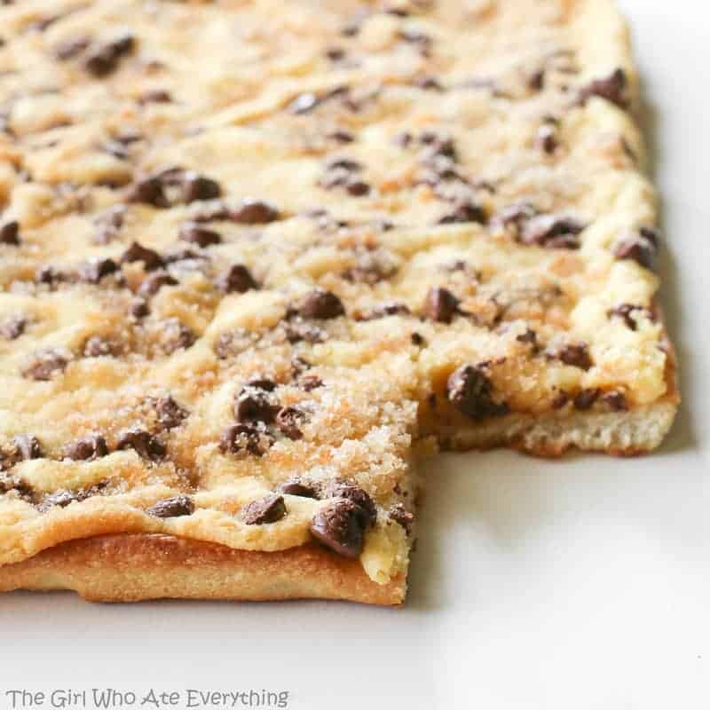 chocolate-chip-cookie-pizza