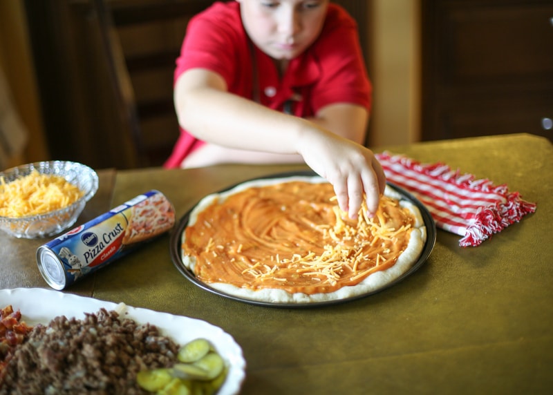TheGirlWhoAteEverything_BaconCheeseburgerPizza_Step3_Horizontal