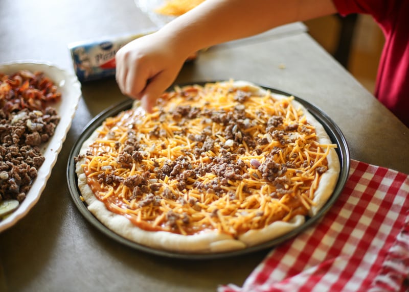 TheGirlWhoAteEverything_BaconCheeseburgerPizza_Step4_Horizontal