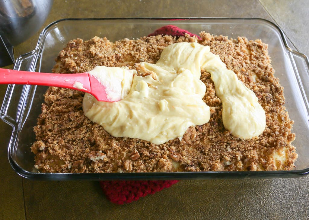 Graham Streusel Coffee Cake - an unbelievably easy coffee cake with lots of brown sugar, graham crackers, and cinnamon. the-girl-who-ate-everything.com