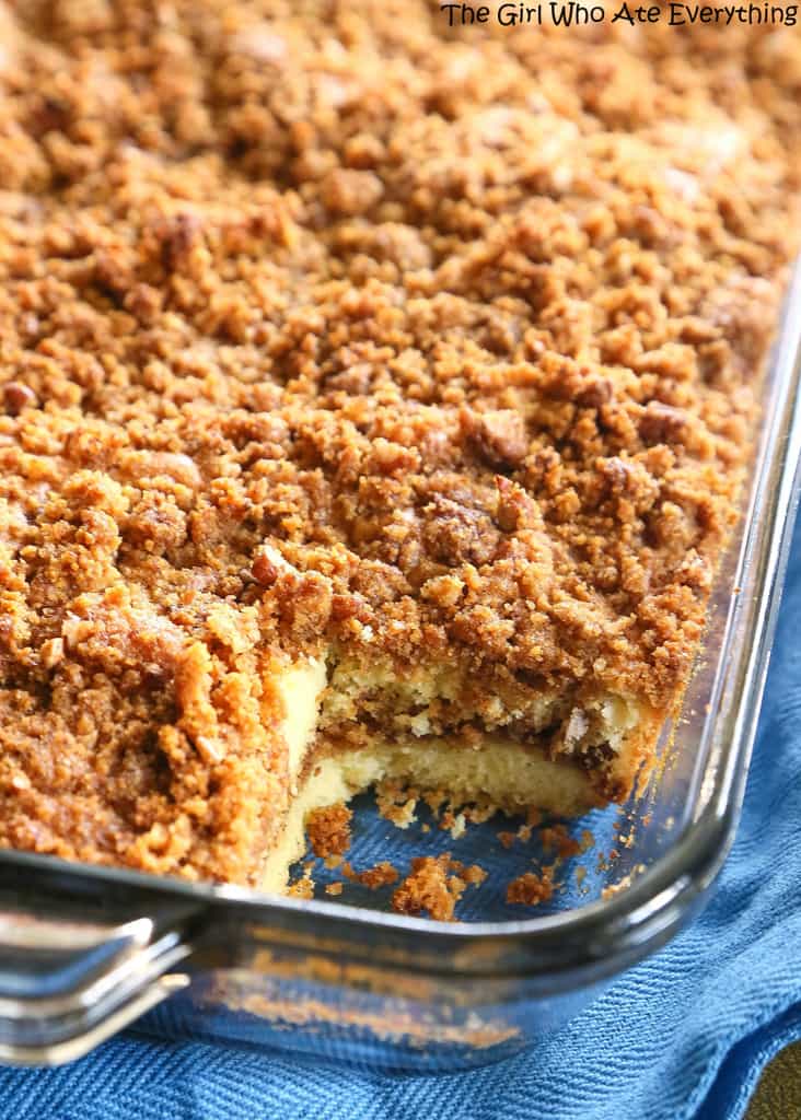 Graham Streusel Coffee Cake - an unbelievably easy coffee cake with lots of brown sugar, graham crackers, and cinnamon. the-girl-who-ate-everything.com