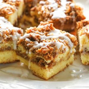 Graham Streusel Coffee Cake - an unbelievably easy coffee cake with lots of brown sugar, graham crackers, and cinnamon. the-girl-who-ate-everything.com
