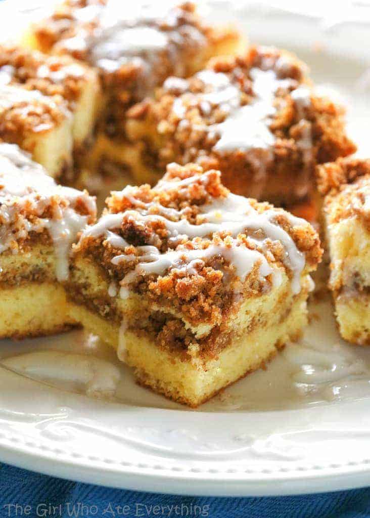 Graham Streusel Coffee Cake - an unbelievably easy coffee cake with lots of brown sugar, graham crackers, and cinnamon. the-girl-who-ate-everything.com