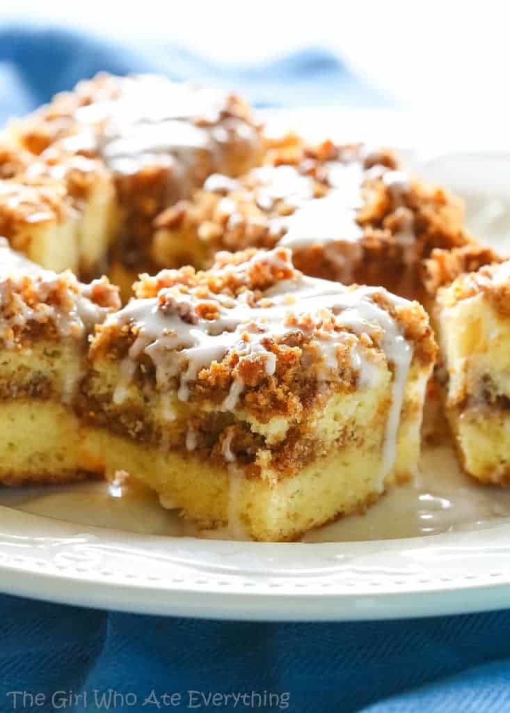 Graham Streusel Coffee Cake - an unbelievably easy coffee cake with lots of brown sugar, graham crackers, and cinnamon. the-girl-who-ate-everything.com
