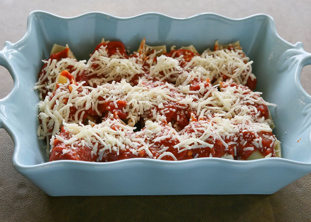 Pizza Stuffed Shells - pasta stuffed with sausage and pepperoni. Total crowd pleaser. the-girl-who-ate-everything.com