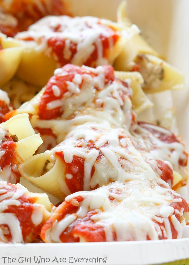 Pizza Stuffed Shells - pasta stuffed with sausage and pepperoni. Total crowd pleaser. the-girl-who-ate-everything.com