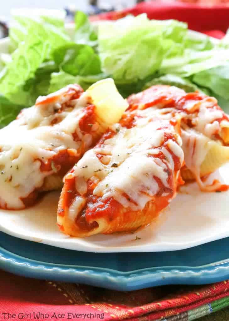 Pizza Stuffed Shells - pasta stuffed with sausage and pepperoni. Total crowd pleaser. the-girl-who-ate-everything.com
