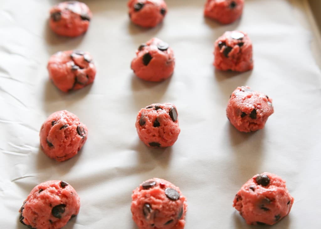 Strawberry Chocolate Chip Oreos - think of it as chocolate covered strawberry Oreos. the-girl-who-ate-everything.com