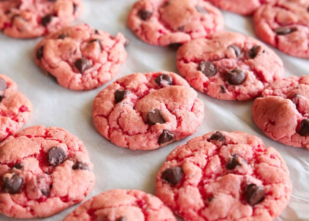 Strawberry Chocolate Chip Oreos - think of it as chocolate covered strawberry Oreos. the-girl-who-ate-everything.com