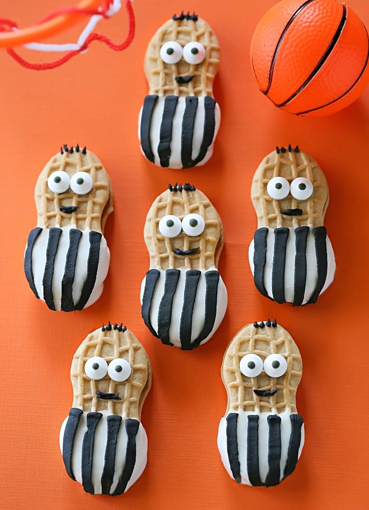Make the right call with this quick treat for March Madness. Nutter Butter Referees are cookies dipped in white chocolate and dressed up as referees. the-girl-who-ate-everything.com