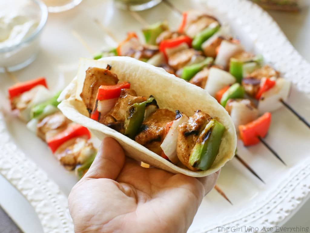 These Fajitas on a Stick are a fun way to serve fajitas. Everyone gets their own skewer! the-girl-who-ate-everything.com