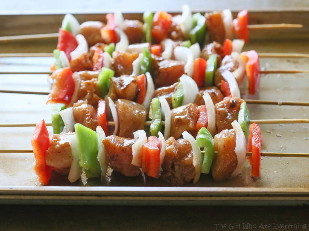 These Fajitas on a Stick are a fun way to serve fajitas. Everyone gets their own skewer! the-girl-who-ate-everything.com