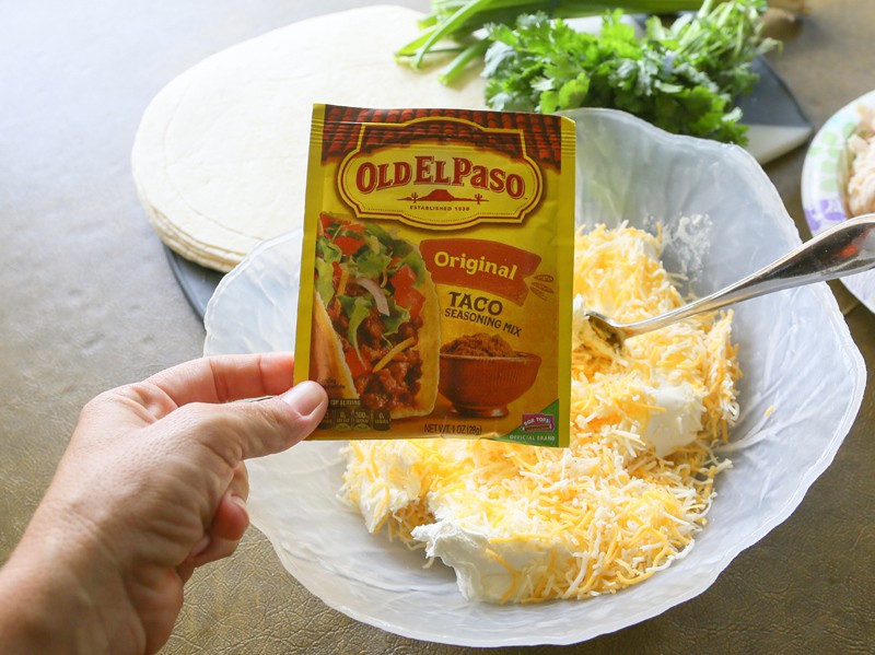 These Chicken Enchilada Roll Ups are a great appetizer for parties! Easy to make ahead and easy to serve. the-girl-who-ate-everything.com