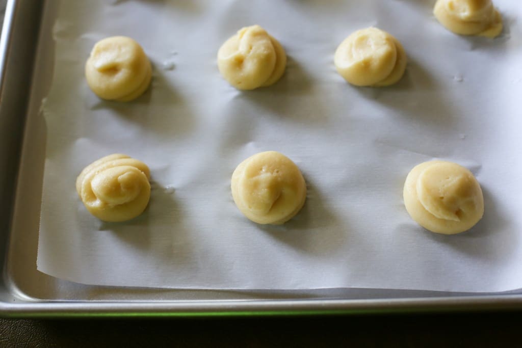 Churro Cream Puffs - the-girl-who-ate-everything.com