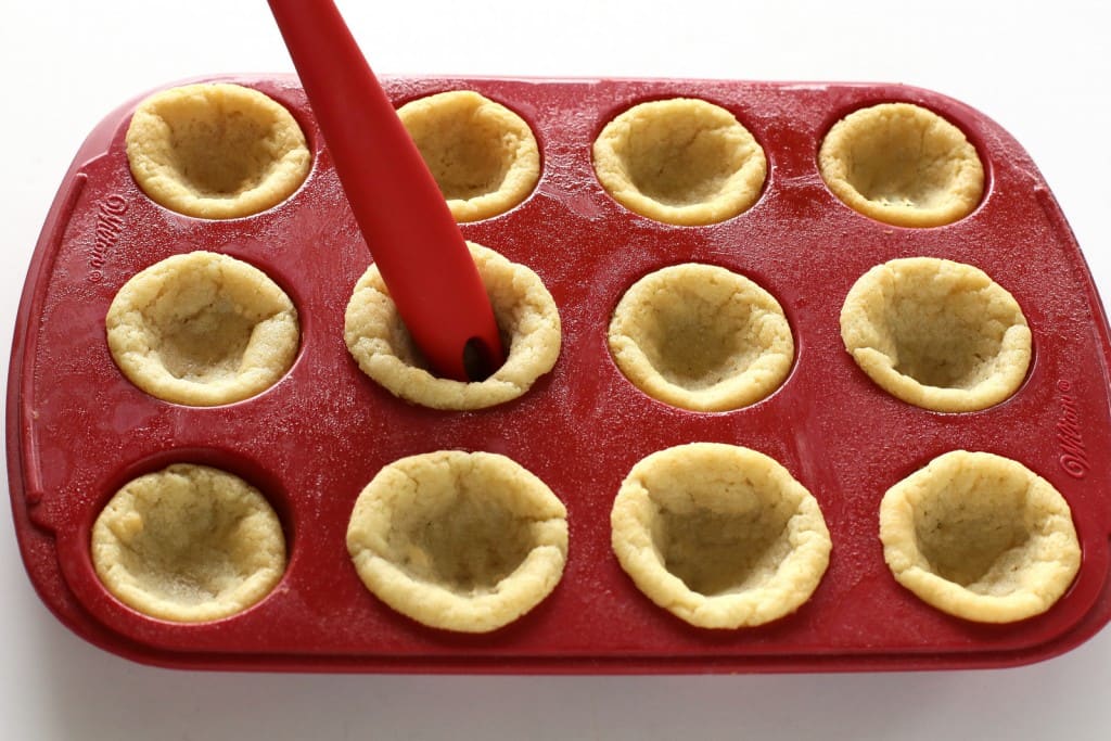 These Eggnog Cookie Cups are sugar cookie cups filled with a creamy eggnog filling. Super easy and festive for Christmas! the-girl-who-ate-everything.com