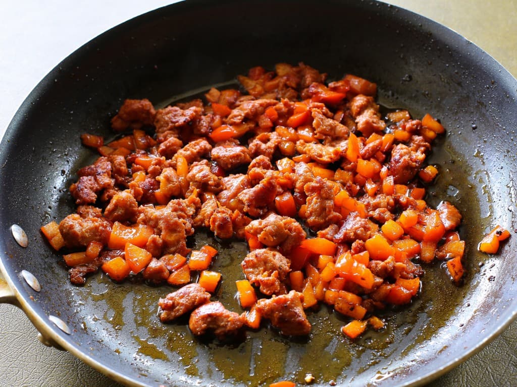 TheGirlWhoAteEverything_ChorizoBreakfast_Enchiladas_Step1_Horizontal