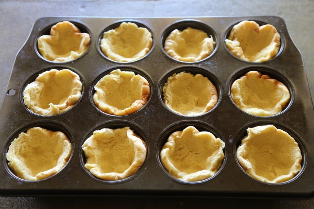 Muffin Tin Cheeseburgers - no drive through needed to eat these delicious handheld burgers. the-girl-who-ate-everything.com