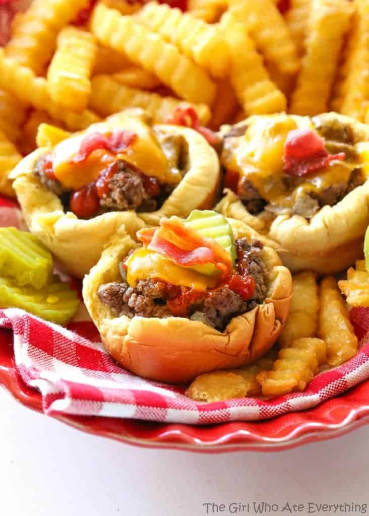 Muffin Tin Cheeseburgers - no drive through needed to eat these delicious handheld burgers. the-girl-who-ate-everything.com