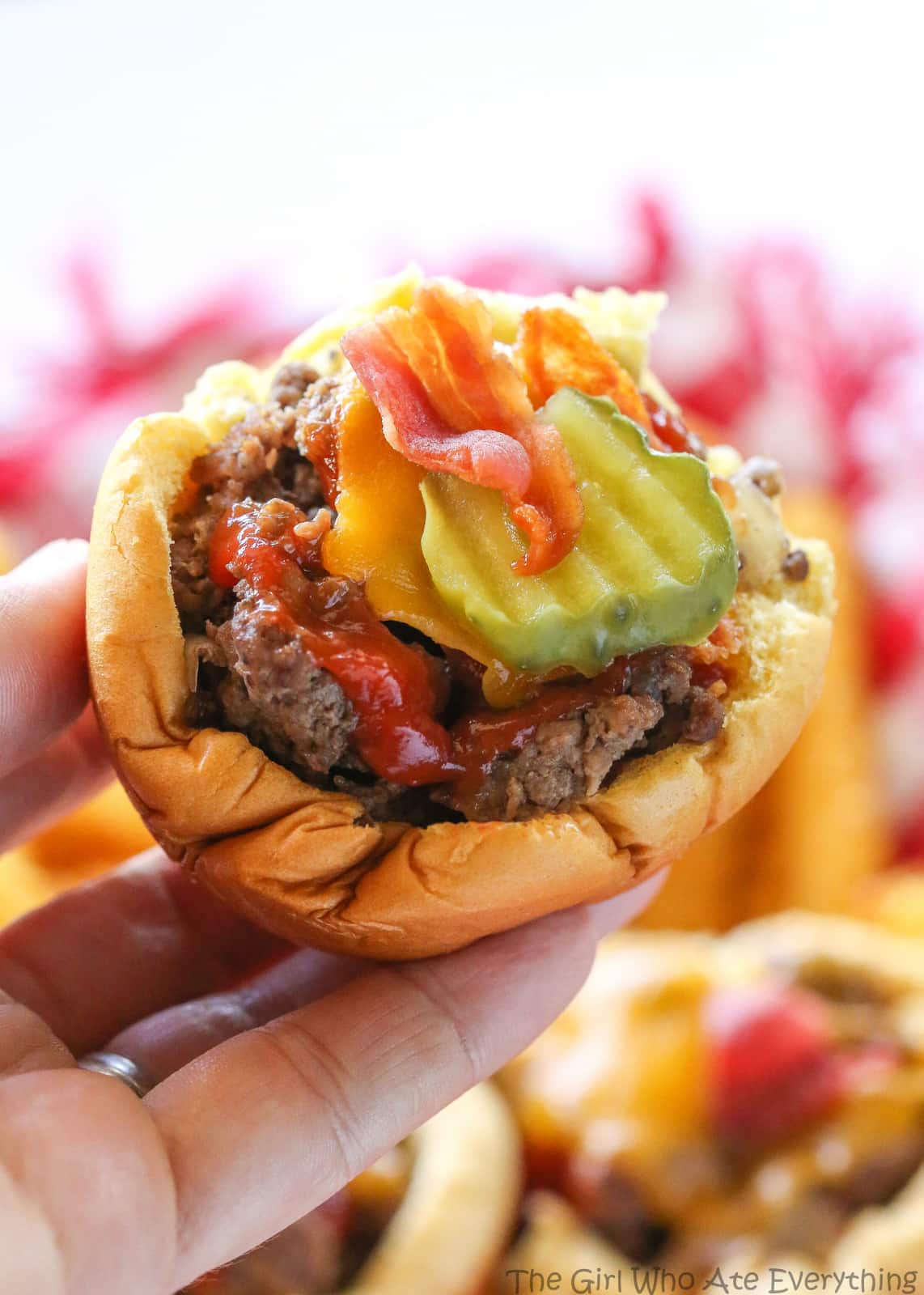 Muffin Tin Cheeseburgers - no drive through needed to eat these delicious handheld burgers. the-girl-who-ate-everything.com