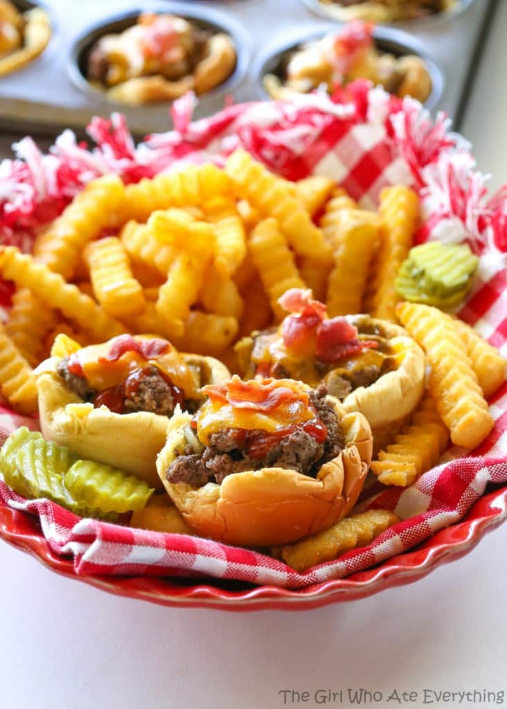 Muffin-Tin Bacon Cheeseburgers - no drive through needed to eat these delicious handheld burgers. the-girl-who-ate-everything.com
