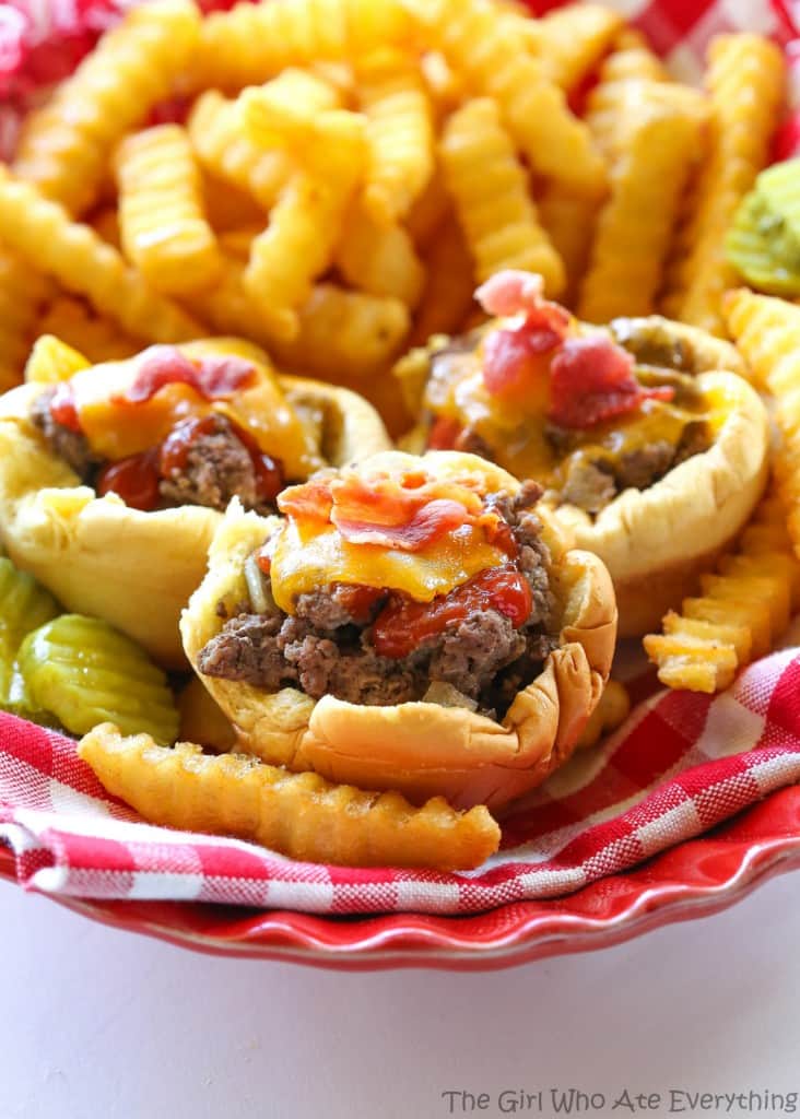 Muffin-Tin Bacon Cheeseburgers - no drive through needed to eat these delicious handheld burgers. the-girl-who-ate-everything.com 