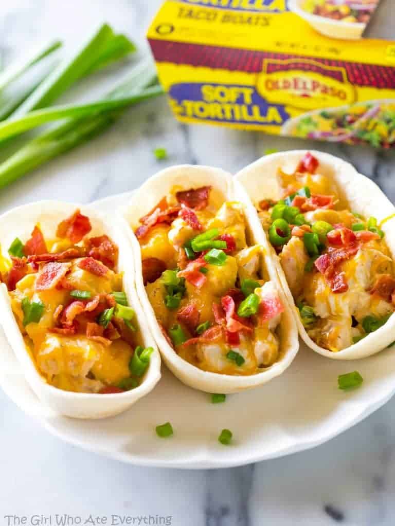 Chicken Ranch Bacon Taco Boats - everyone in the family will love these tacos for dinner! the-girl-who-ate-everything.com