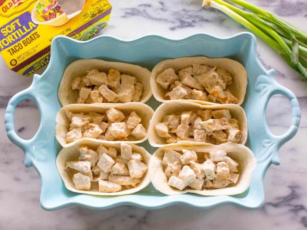 Chicken Ranch Bacon Taco Boats - everyone in the family will love these tacos for dinner! the-girl-who-ate-everything.com