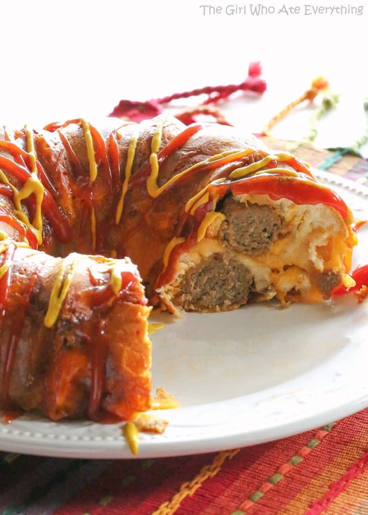 Bacon Cheeseburger Monkey Bread - layers of cheese, bacon, meatballs, and dough. the-girl-who-ate-everything.com