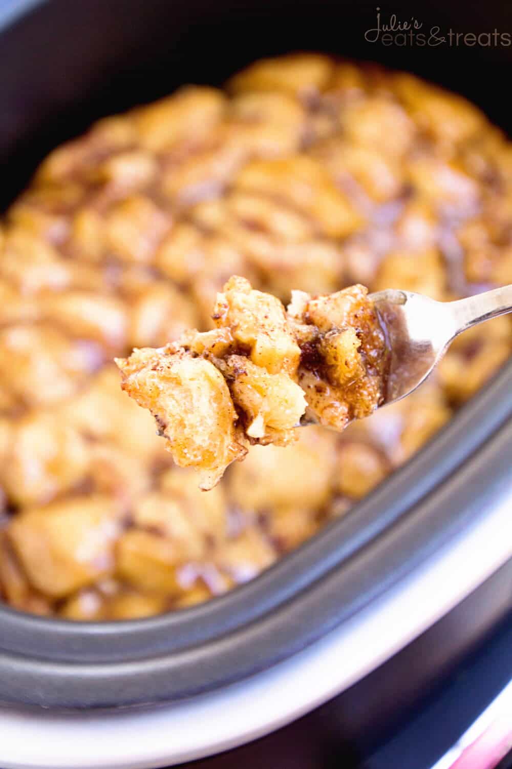 Crock-Pot-Caramel-Apple-Rolls-Bite