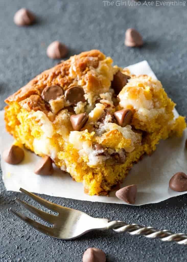 Pumpkin Earthquake Cake - a moist pumpkin cake with coconut, pecans, and swirled with a cream cheese mixture. You want to make this for fall! the-girl-who-ate-everything.com