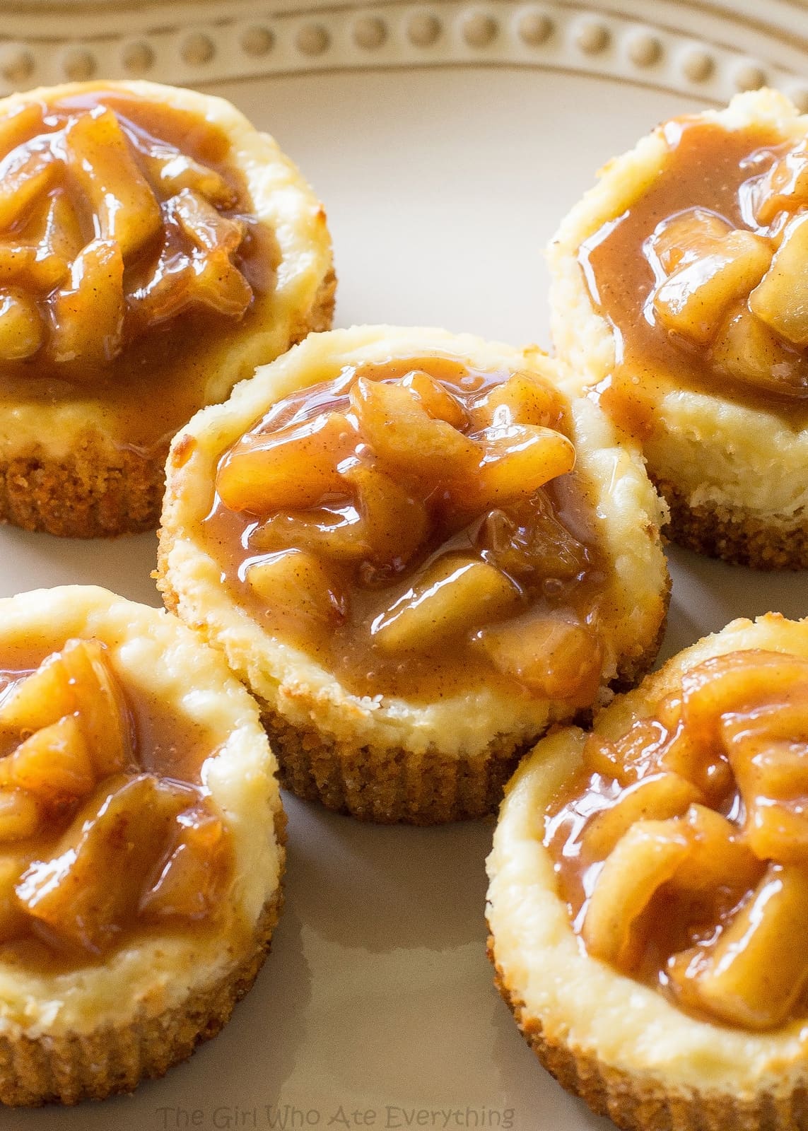 Mini Caramel Apple Cheesecakes - so easy and individually portioned! the-girl-who-ate-everything.com