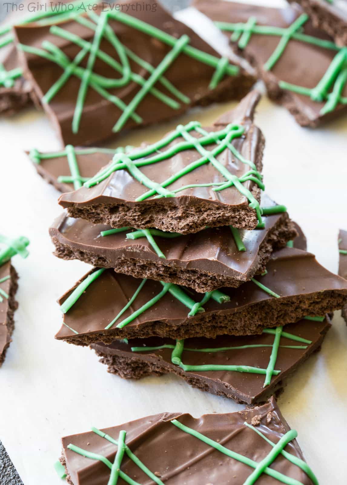 This Chocolate Mint Bark tastes just like your favorite cookie but can be made in your own kitchen! the-girl-who-ate-everything.com