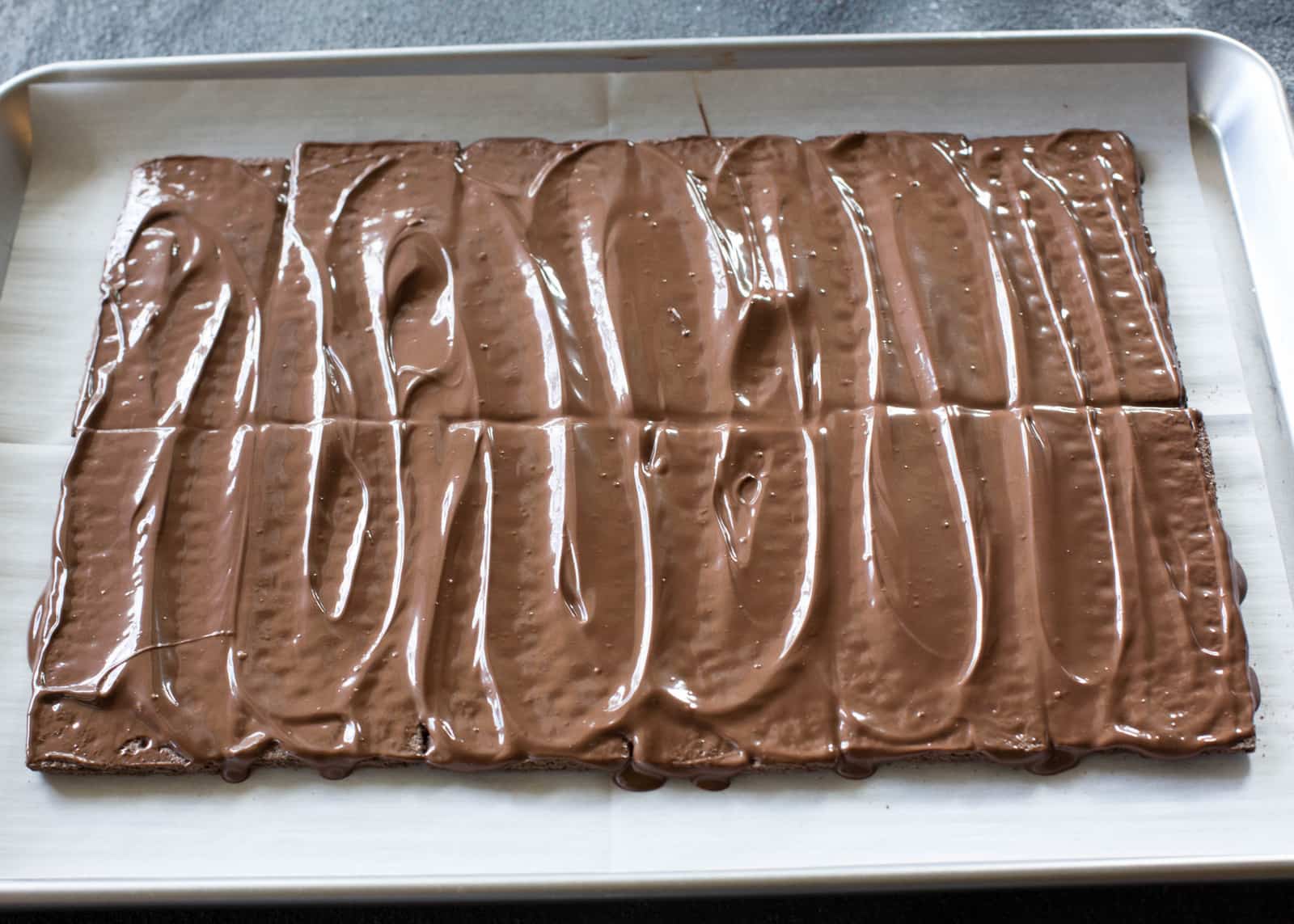 This Chocolate Mint Bark tastes just like your favorite cookie but can be made in your own kitchen! the-girl-who-ate-everything.com