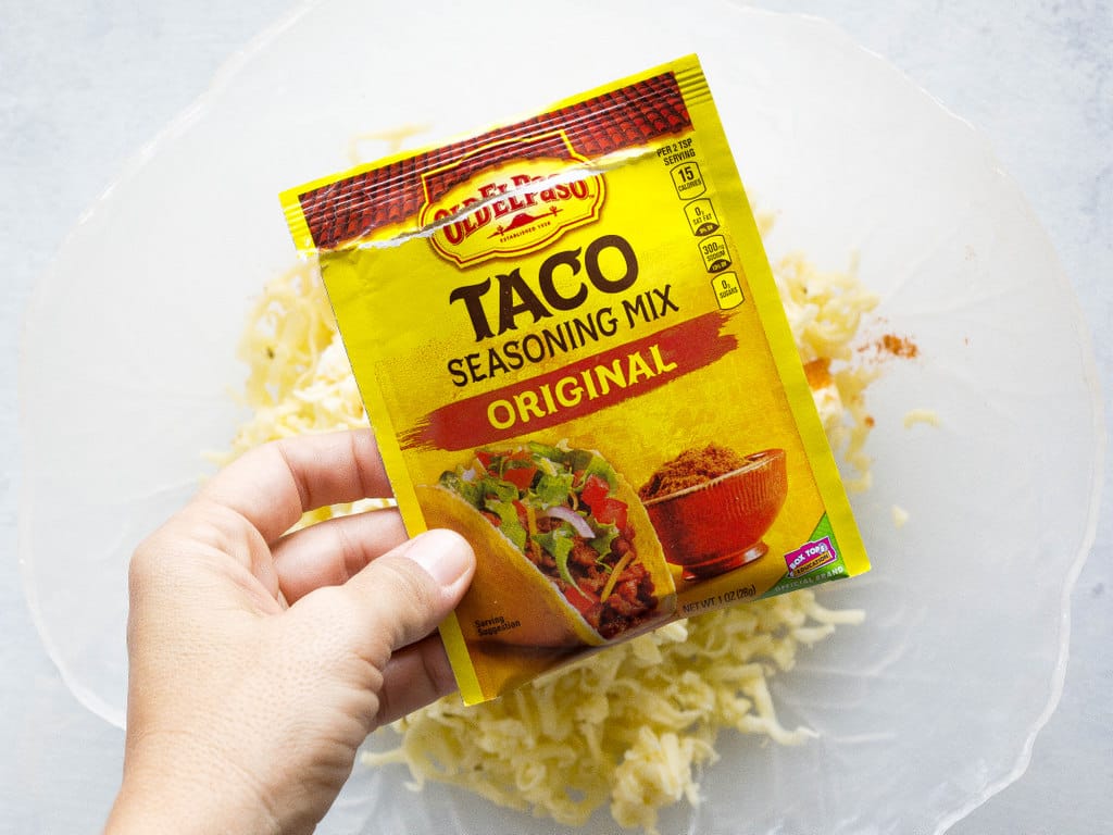 Mini Chicken Chimichangas - these mini Mexican appetizers are filled with creamy chicken and spicy Pepper Jack cheese. the-girl-who-ate-everything.com 