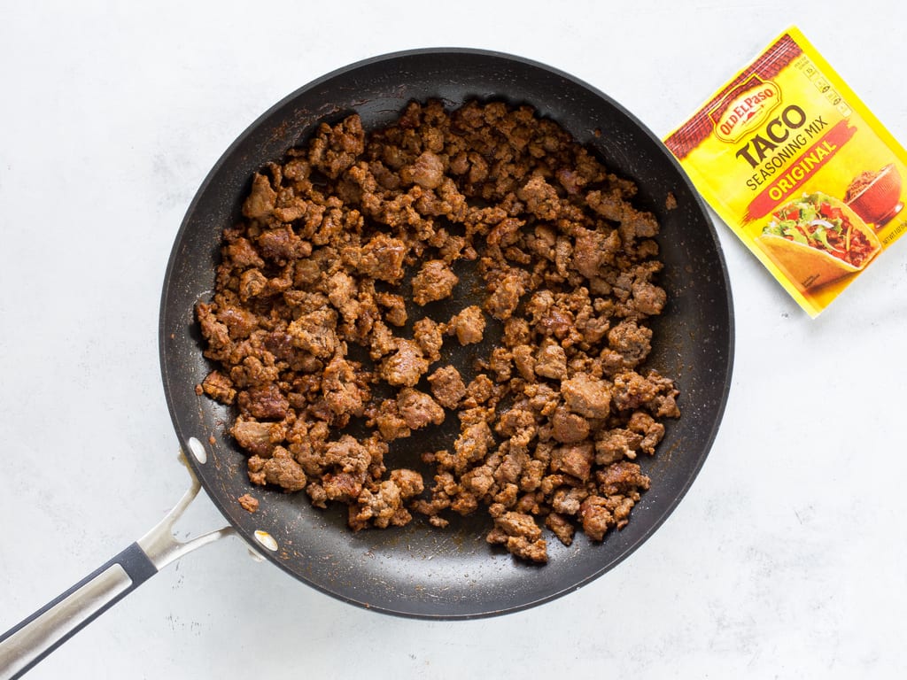 Easy Taco Lettuce Wraps - a low-carb version of taco night! the-girl-who-ate-everything.com