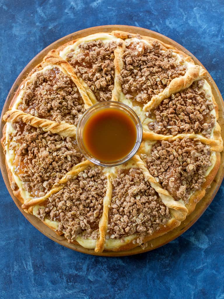 This Apple Crisp Cheese Danish recipe is a creamy cheesecake filling with a lots of oat and cinnamon topping piled on top of crescent dough. the-girl-who-ate-everything.com