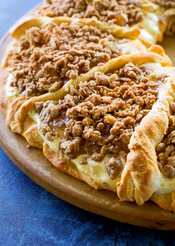 This Apple Crisp Cheese Danish recipe is a creamy cheesecake filling with a lots of oat and cinnamon topping piled on top of crescent dough. the-girl-who-ate-everything.com