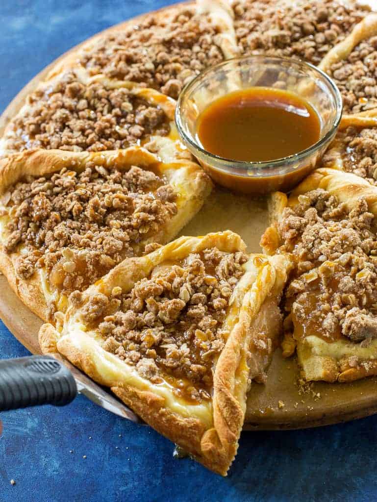This Apple Crisp Cheese Danish recipe is a creamy cheesecake filling with a lots of oat and cinnamon topping piled on top of crescent dough. the-girl-who-ate-everything.com