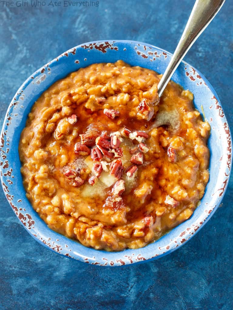 This Pumpkin Pie Oatmeal - a fast and easy fall breakfast full of pumpkin spice. Top with pecans and a drizzle of maple syrup for a real treat. the-girl-who-ate-everything.com