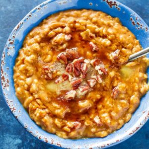 This Pumpkin Pie Oatmeal - a fast and easy fall breakfast full of pumpkin spice. Top with pecans and a drizzle of maple syrup for a real treat. the-girl-who-ate-everything.com