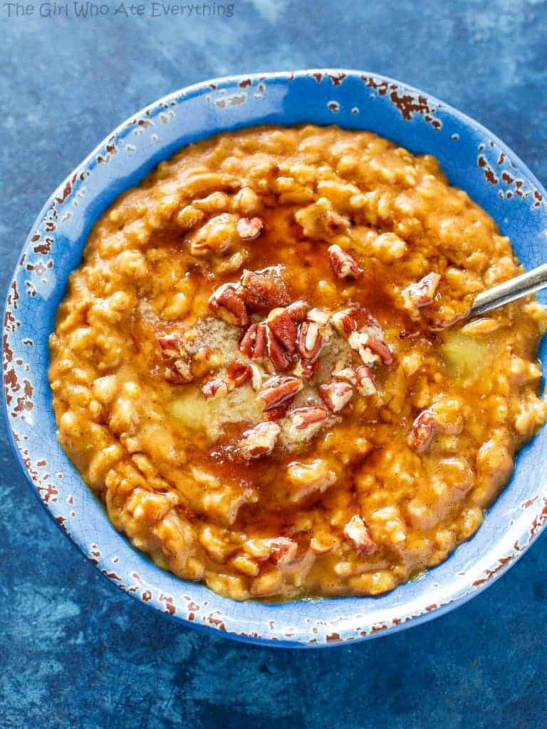This Pumpkin Pie Oatmeal is a fast and easy fall breakfast full of pumpkin spice. Top with pecans and a drizzle of maple syrup for a real treat. the-girl-who-ate-everything.com