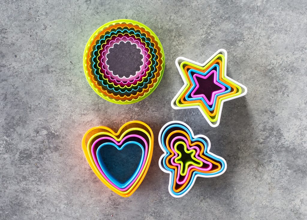 These Grinch Heart Cookies are magical little treats that you can make at Christmas with your kids. the-girl-who-ate-everything.com