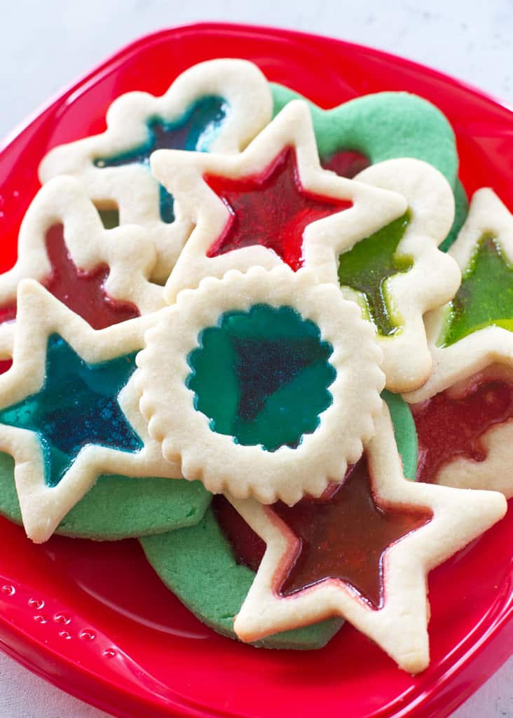 These Grinch Heart Cookies are magical little treats that you can make at Christmas with your kids. the-girl-who-ate-everything.com